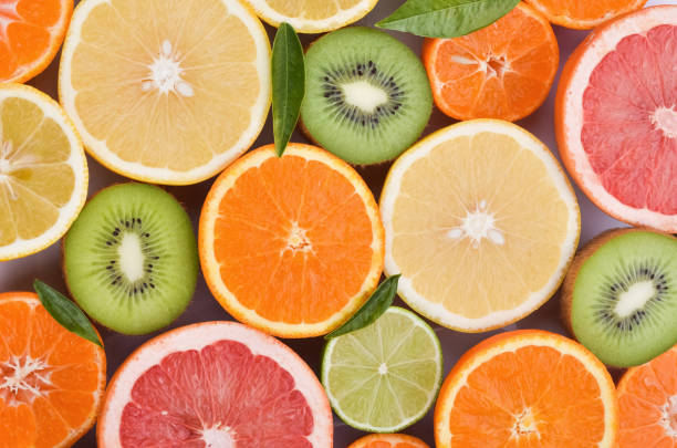 vielzahl von saftigen zitrusfrüchten - vitamin c fotos stock-fotos und bilder