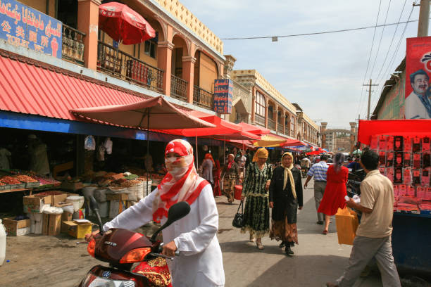 strada principale del mercato di kashgar, xinjiang, cina - uighur foto e immagini stock