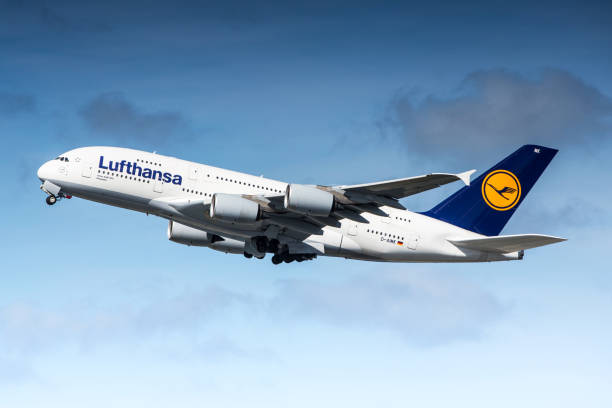 lufthansa airbus a380 - airbus a380 fotografías e imágenes de stock