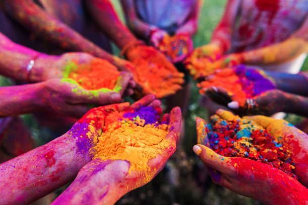 close-up teilansicht des jugendlichen bunte pulver bei holi-fest in den händen halten - hinduism outdoors horizontal close up stock-fotos und bilder