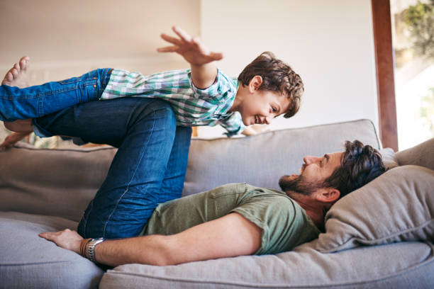 彼自身の重要性の意味で日向ぼっこ - child looking blank offspring ストックフォトと画像