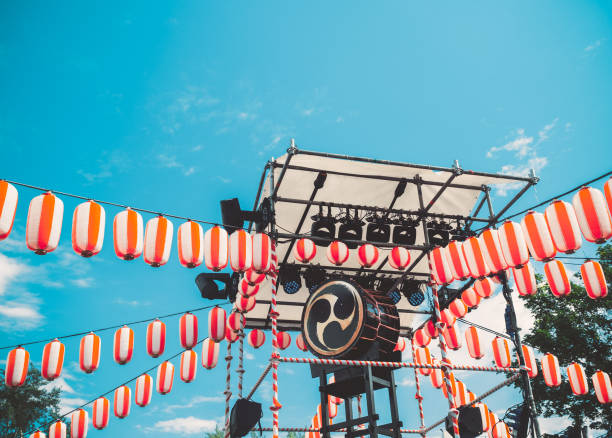 японский барабан тайко на сцене ягуро. бумага красно-белые фонари чочин декорации к празднику обон - taiko drum стоковые фото и изображения