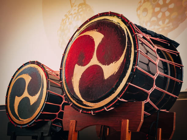 taiko tambores o kedo en el fondo de la escena. instrumento musical de asia - taiko drum fotografías e imágenes de stock