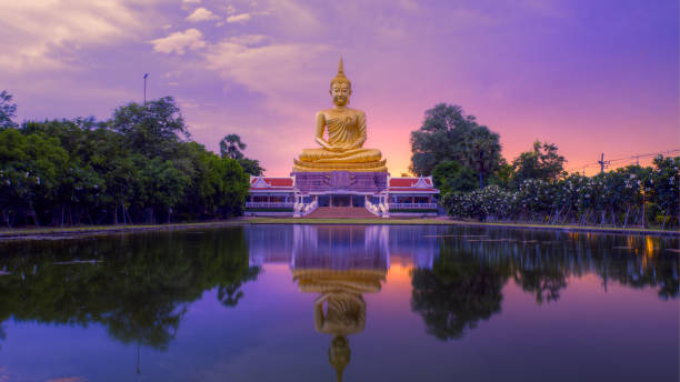 istock Giant gold image of buddah 820915218