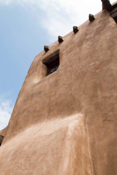 istock Adobe building in Santa Fe, New Mexico 820919556
