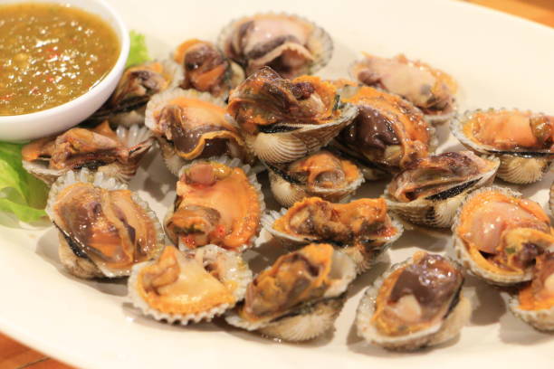 istock Steamed blanched clams with dipping sauce 820922592