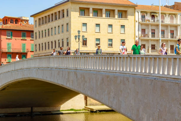 アルノ川に架かるポンテ ・ ディ ・ メッツォ (メッツォ橋) 徒歩観光客 - ponte di mezzo ストックフォトと画像