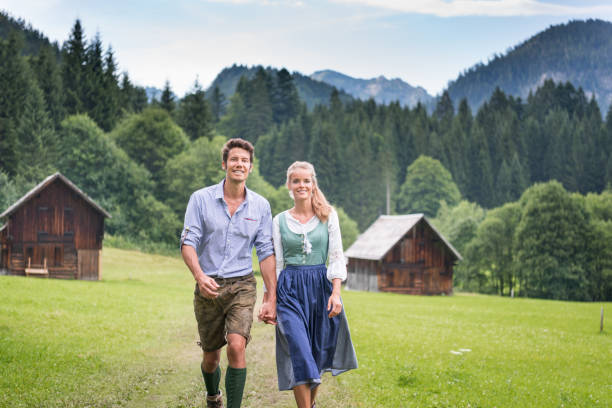 couple traditionnel lederhosen et dirndl tracht, autriche - salzkammergut photos et images de collection