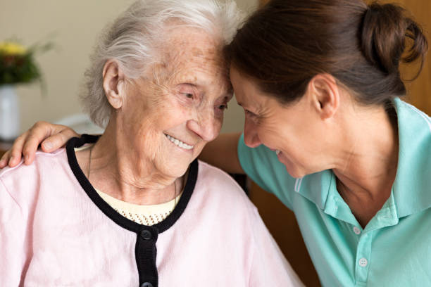 demenz und ergotherapie - home-betreuer und ältere erwachsene frau - altersheim fotos stock-fotos und bilder