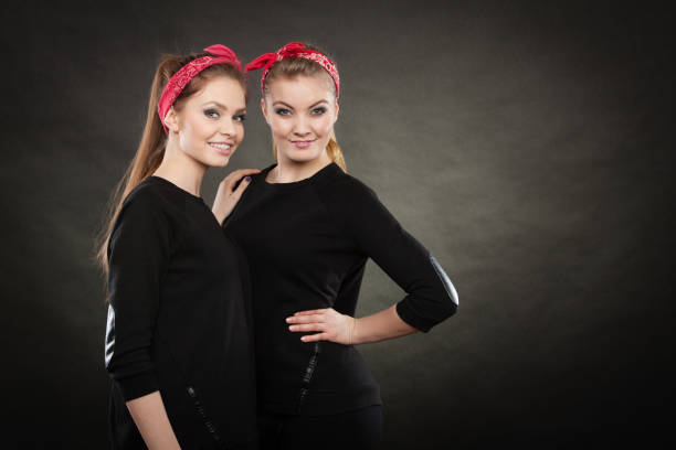 istock Loving sisters in retro pin up stylization. 820956298