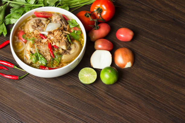 zupa oxtail, halal food, pyszne, muzułmańskie jedzenie w białej misce na ciemnobrązowym drewnianym talerzu / selektywne skupienie - thai cuisine chili cilantro seasoning zdjęcia i obrazy z banku zdjęć