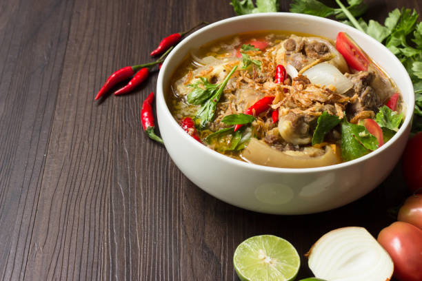 zupa oxtail, halal food, pyszne, muzułmańskie jedzenie w białej misce na brązowym drewnianym talerzu, selektywne skupienie - thai cuisine chili cilantro seasoning zdjęcia i obrazy z banku zdjęć