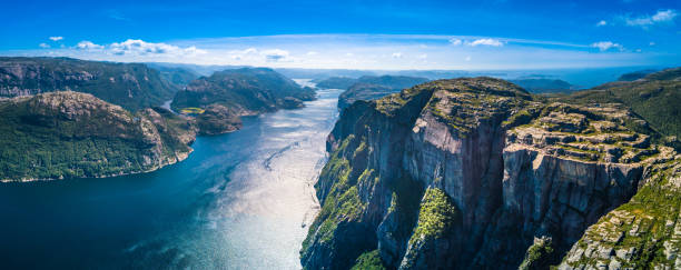 прейкестолен, пульпит рок, лисефьорден, норвегия. панорамный вид - fjord стоковые фото и изображения