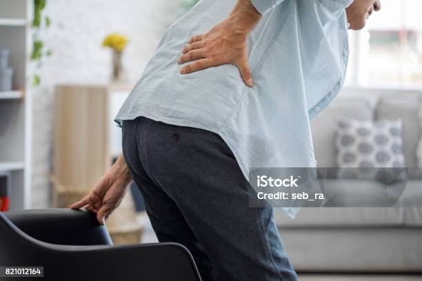 Alter Mann Mit Rückenschmerzen Stockfoto und mehr Bilder von Rückenschmerzen - Rückenschmerzen, Niedrig, Alter Erwachsener