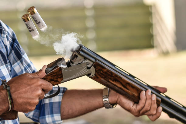 cartuchos del rifle de caza y smocke después de la cocción. caza en el bosque, caza y tiro en el polígono - rifle shotgun hunting camouflage fotografías e imágenes de stock