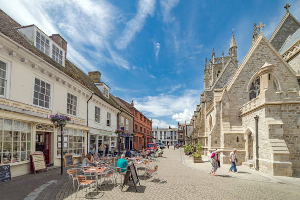 centro de la ciudad de newport en la isla de wight - newport isla de wight fotografías e imágenes de stock