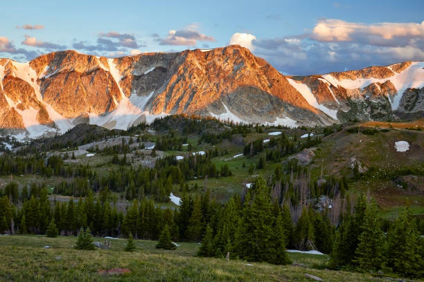 medicine bow mountains, wyoming - wyoming photos et images de collection