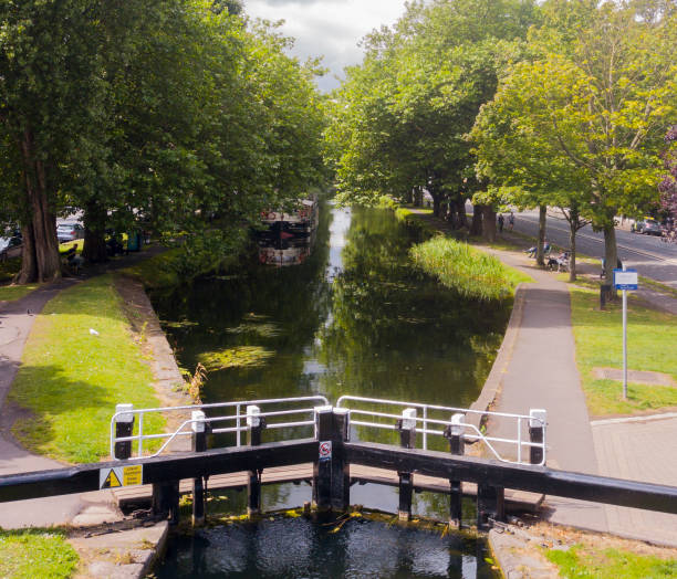 canal grande dublin, irland - grand canal stock-fotos und bilder