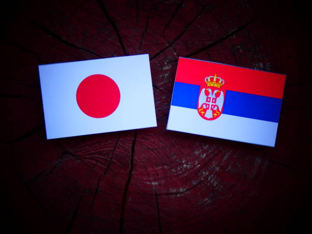 分離された木の切り株にセルビアの旗と日本の国旗 - japanese military ストックフォトと画像