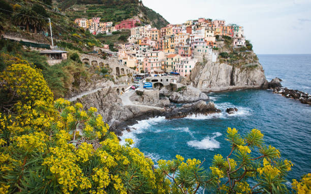 vista diurna de manarola, cinque terre - 6732 fotografías e imágenes de stock