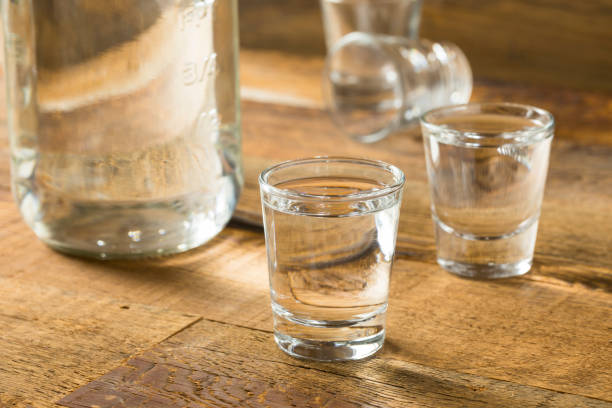 fotos de borracho alcohólico moonshine americano - destilería fotografías e imágenes de stock