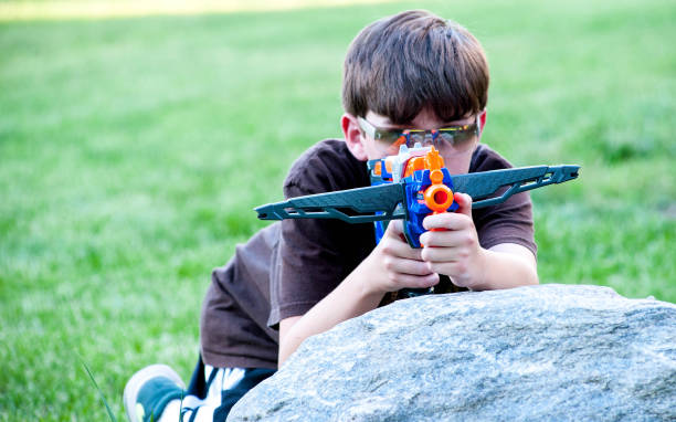 toy gun - toy gun imagens e fotografias de stock