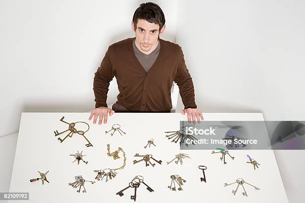 Man With Keys On Table 다발에 대한 스톡 사진 및 기타 이미지 - 다발, 열쇠, 인물 사진