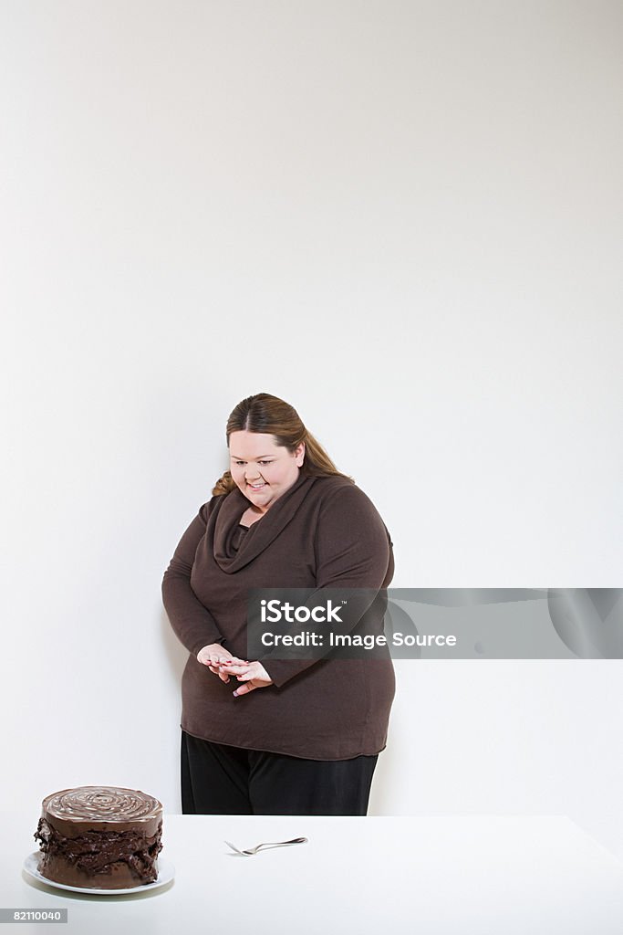 Woman looking at chocolate cake - 로열티 프리 30-39세 스톡 사진