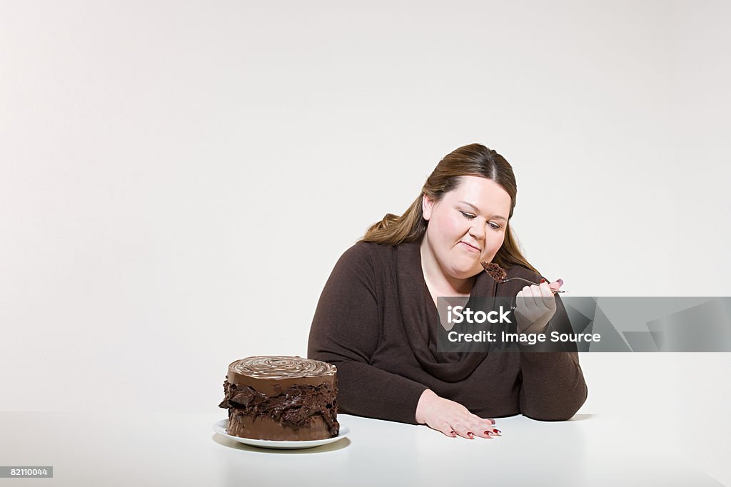 Mujer comiendo torta de chocolate - Foto de stock de 30-39 años libre de derechos
