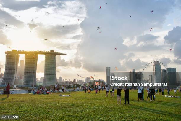 Volar Chiringas En Marina Barrage Foto de stock y más banco de imágenes de Puerto deportivo - Puerto - Puerto deportivo - Puerto, República de Singapur, Presa