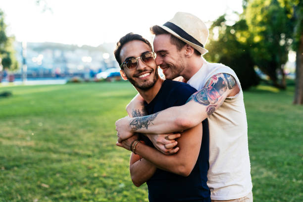 joven besando a su novio para despedida - gay man homosexual men kissing fotografías e imágenes de stock