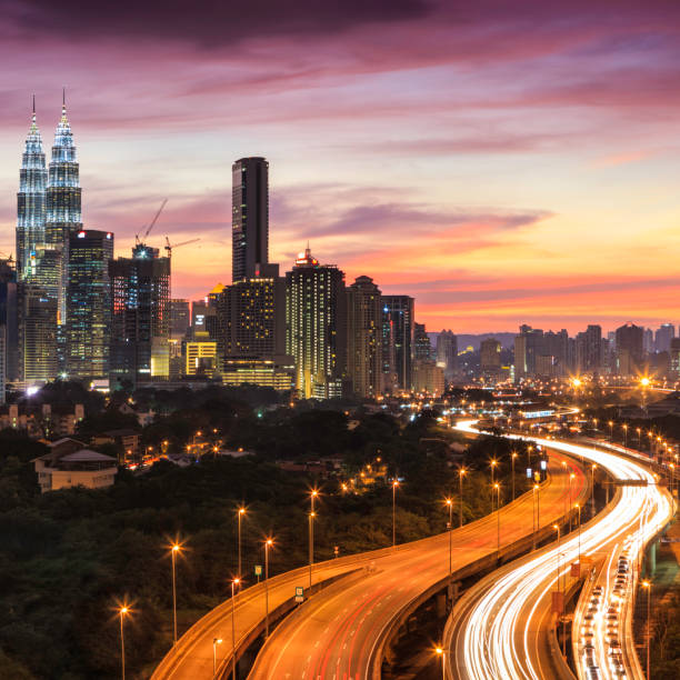 sur la ville de kuala lumpur, au crépuscule - kuala lumpur skyline traffic sunset photos et images de collection