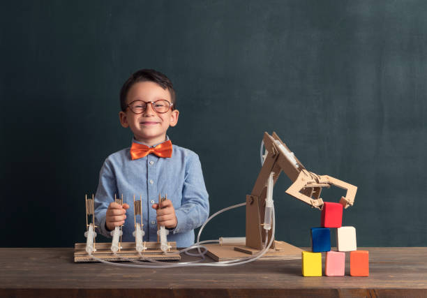 bonita criança inventou o braço de robô com papelão. - inventor - fotografias e filmes do acervo