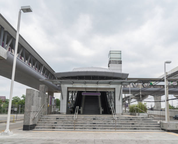 istock Horizontal escaltor toward way and backward way,subway station 821183572