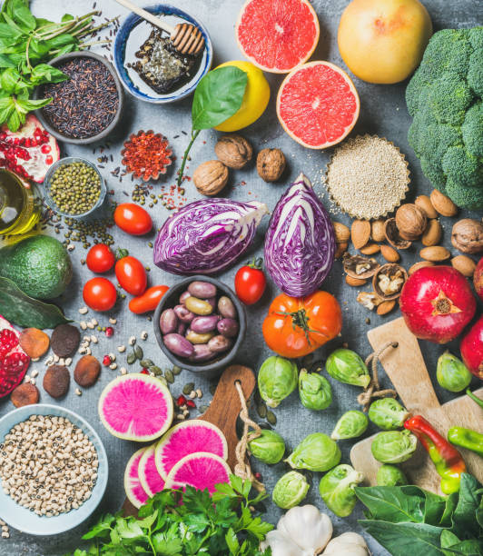varietà di cibo crudo sano su sfondo di cemento grigio - superfood avocado fruit vegetable foto e immagini stock