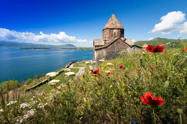 na skraju ratunku. klasztor na górze nad jeziorem - caucasus mountains zdjęcia i obrazy z banku zdjęć