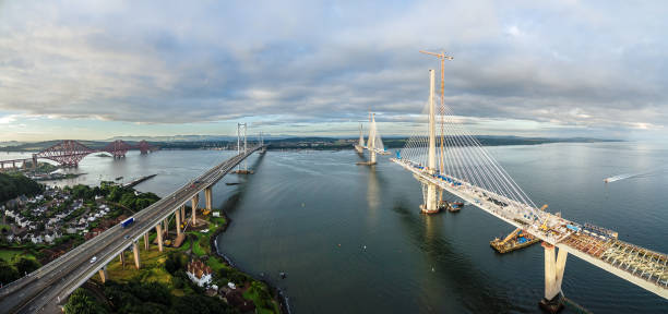 등등의 firth에 교량의 공중 파노라마. 스코틀랜드, 영국 - firth of forth rail bridge bridge edinburgh europe 뉴스 사진 이미지