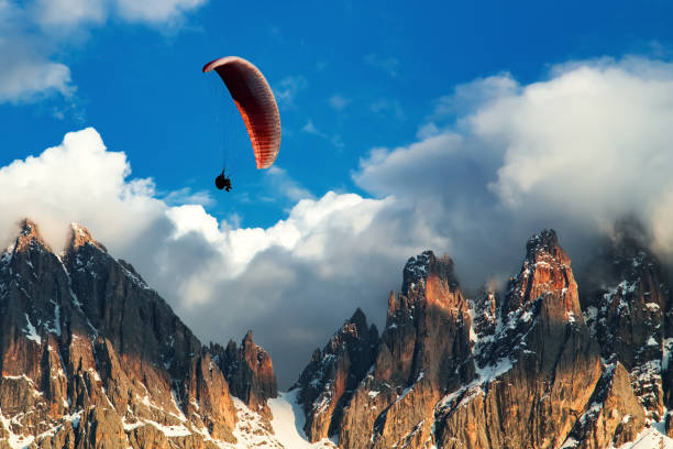 parapente volar cerca de las montañas altas. dolomitas, italia - paragliding sport austria parachuting fotografías e imágenes de stock