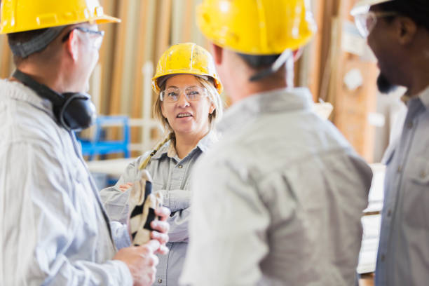 heterogene gruppe von arbeitnehmern in streetware, fokus auf frau - minority african ethnicity business hardhat stock-fotos und bilder