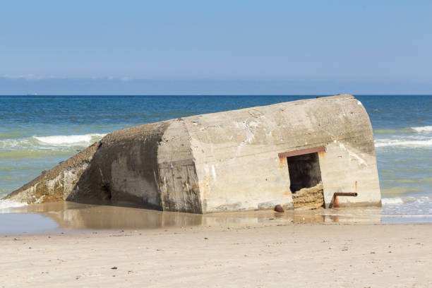 deutsch zweiter weltkrieg bunker halb untergetaucht, skiveren strand, dänemark - axis powers stock-fotos und bilder