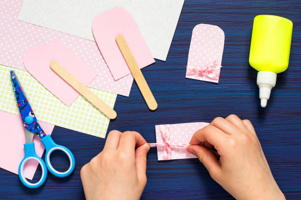 istock Child makes summer card with ice cream. Step 6 821221112
