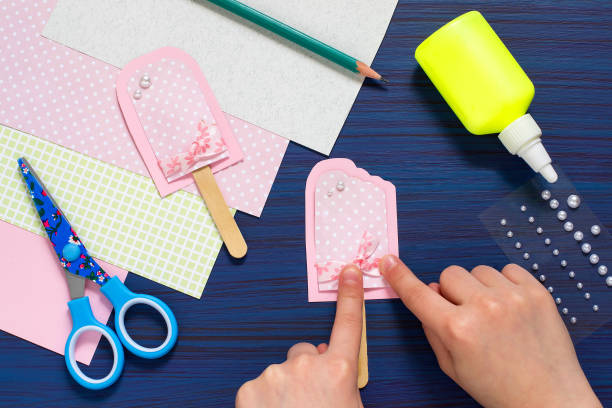 istock Child makes summer card with ice cream. Step 7 821221124