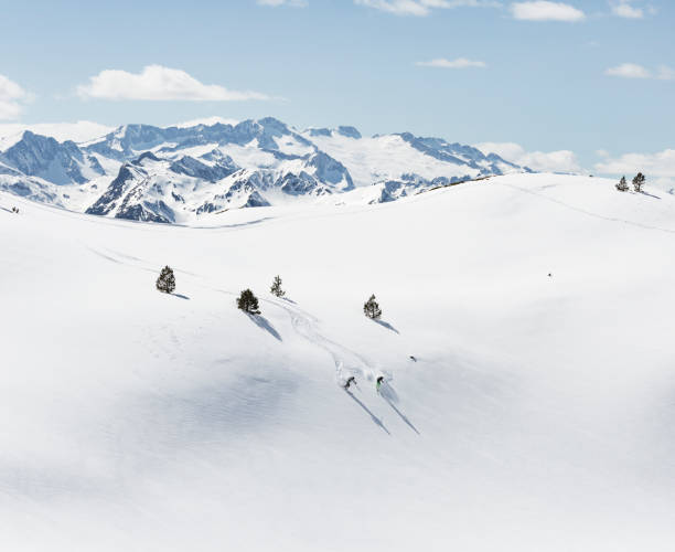 남자와 여 자가 오지 스키 중 - powder snow ski ski track track 뉴스 사진 이미지