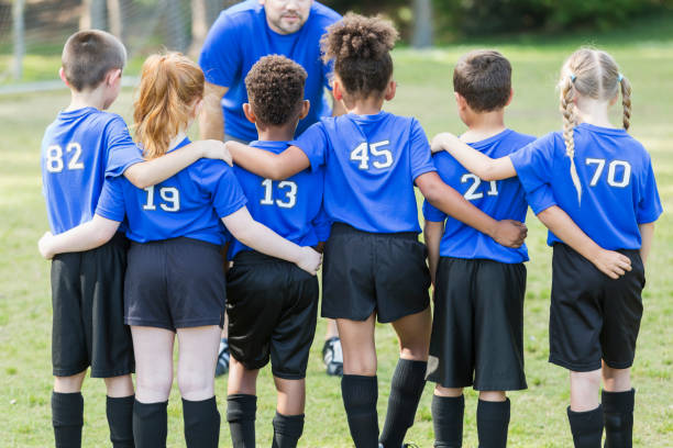 equipo de fútbol de los niños hablando con el entrenador - soccer child coach childhood fotografías e imágenes de stock