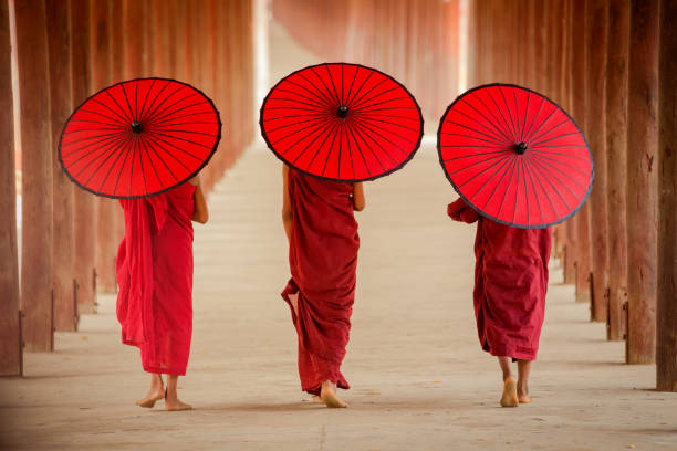 мьянма начинающий монах ходить вместе в древней пагоды - monk стоковые фото и изображения