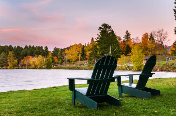 sedie adirondack vuote su un prato sul lago - adirondack chair foto e immagini stock