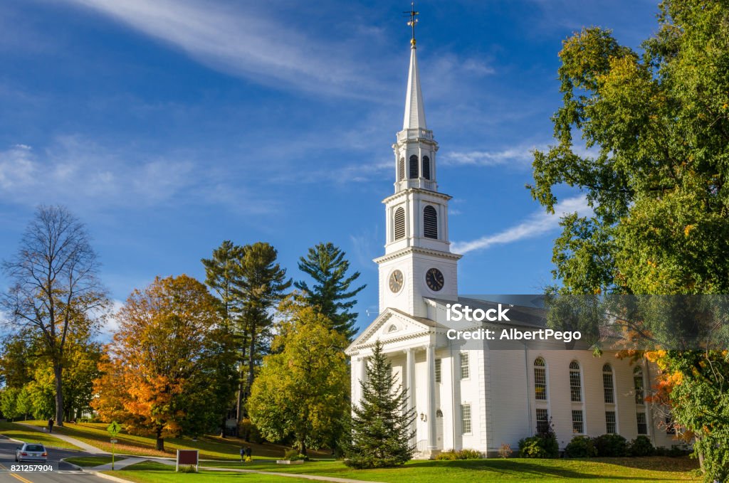Iglesia Tradicional Americano Blanco Y Azul Cielo Foto de stock y más banco de imágenes de Iglesia - Iglesia, Arquitectura exterior, Aire libre - iStock Iglesia Tradicional Americano Blanco Y Azul Cielo Foto de stock y más banco de imágenes de Iglesia - Iglesia, Arquitectura exterior, Aire libre - iStock