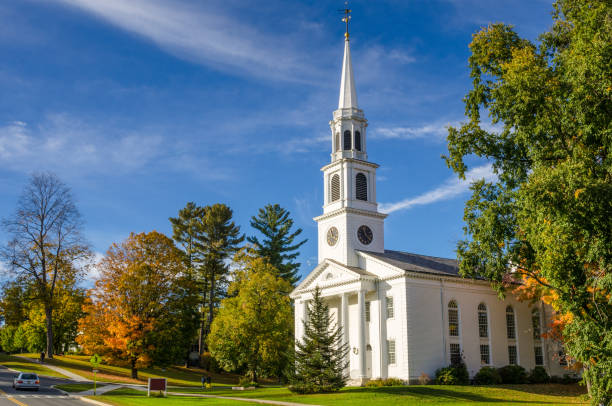 伝統的なアメリカの白の教会、青い空 - sacred building ストックフォトと画像