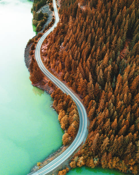 vista aérea do lago diablo - autumn road landscape mountain - fotografias e filmes do acervo