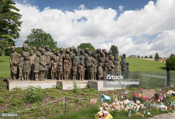 Photo libre de droit de Mémorial De Lidice République Tchèque banque d'images et plus d'images libres de droit de Holocauste - Holocauste, 1942, Arbre